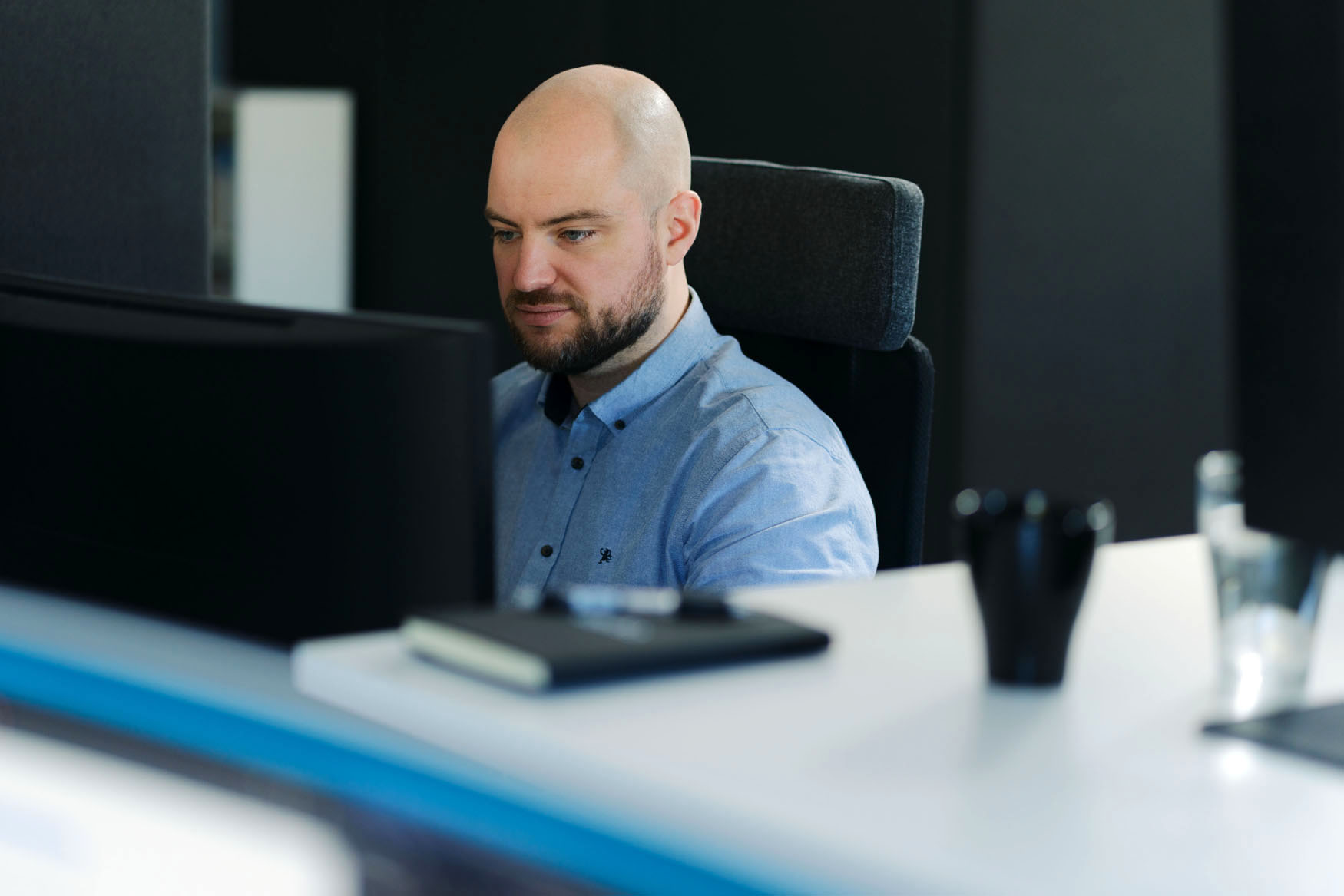 Employee at Conta working at a desk