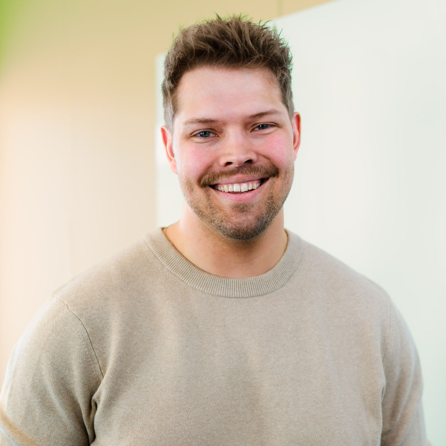 Square format workplace photo for Conta