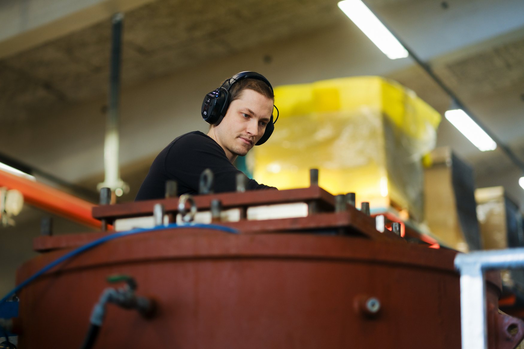 Hydroniq employee with hearing protection working on a pressure vessel