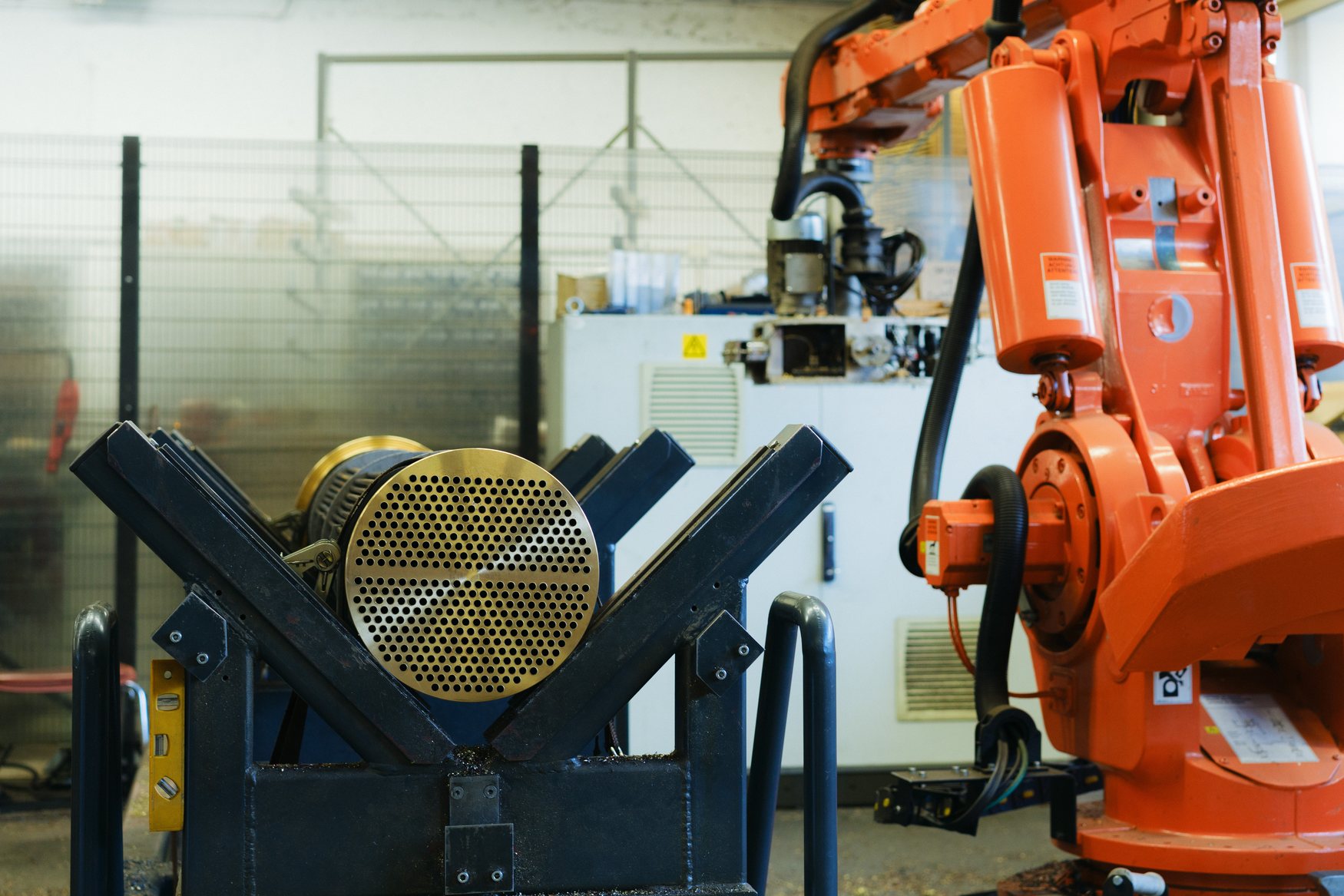 Industrial robot next to a tube bundle in the Hydroniq workshop