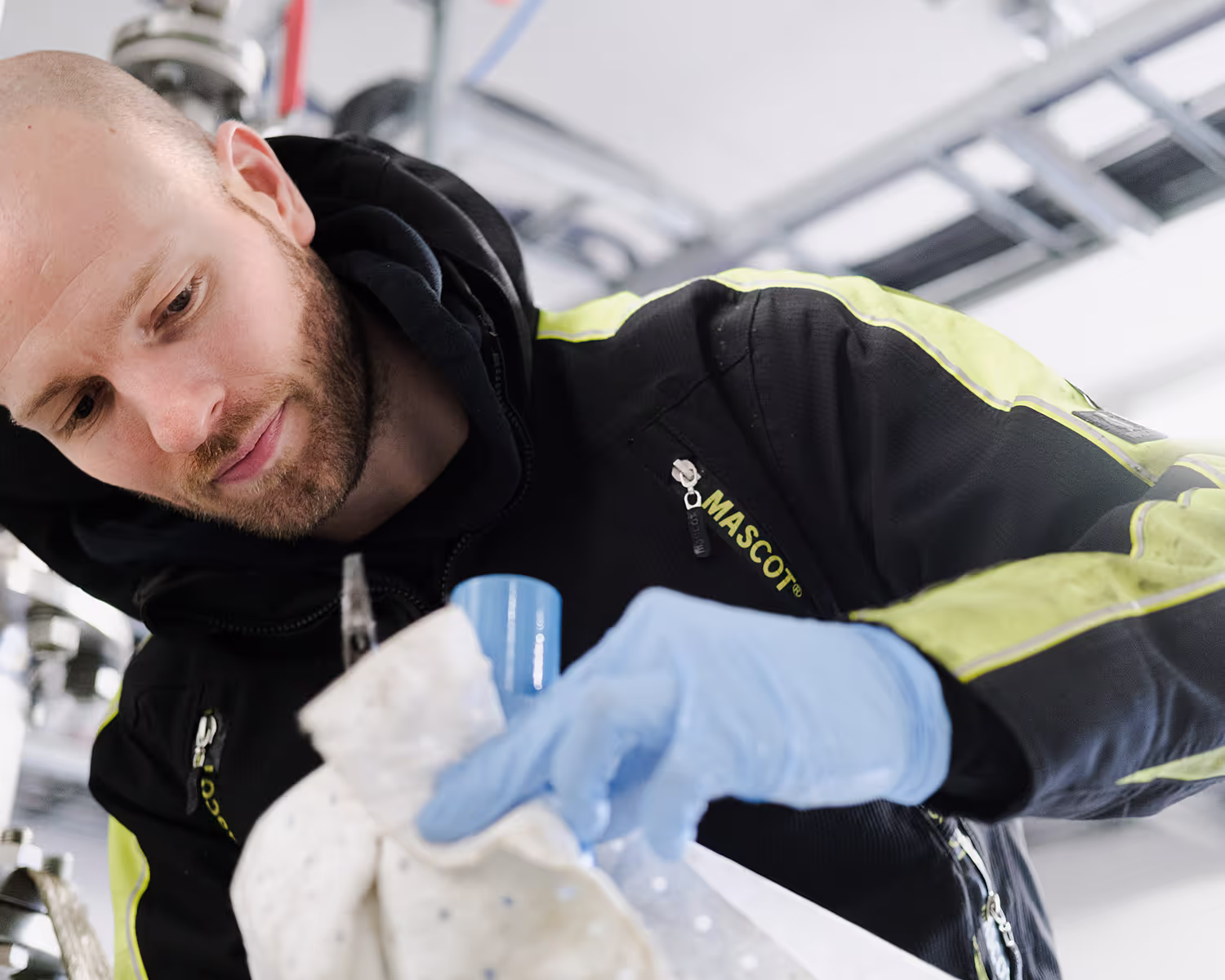 Ansatt i Rørtek i arbeid.