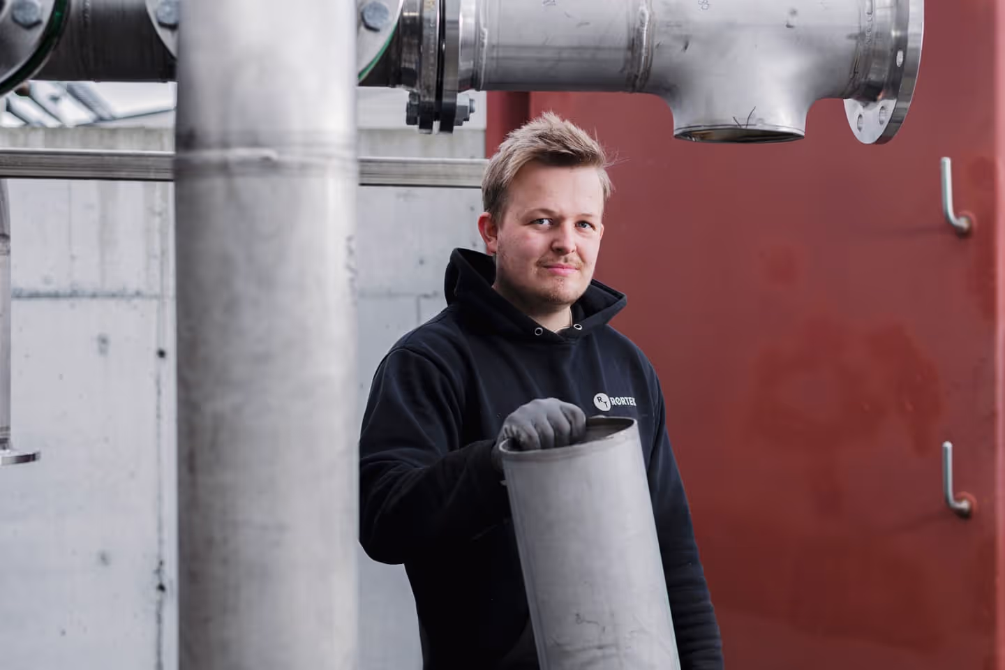 Rørlegger ser i kamera
