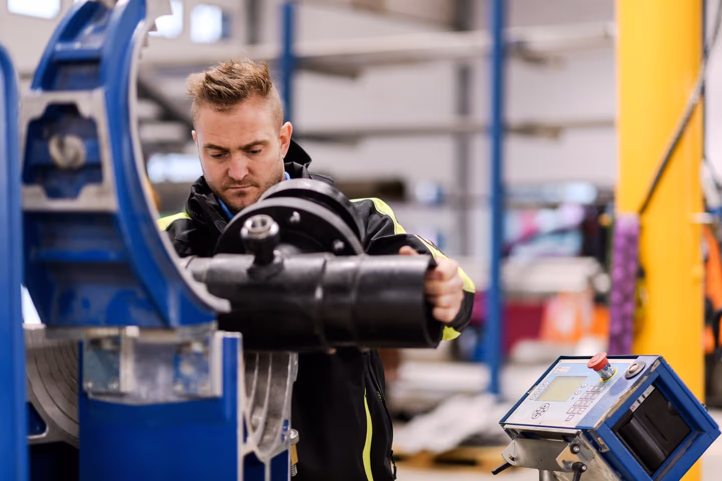 Industrirørlegger i arbeid